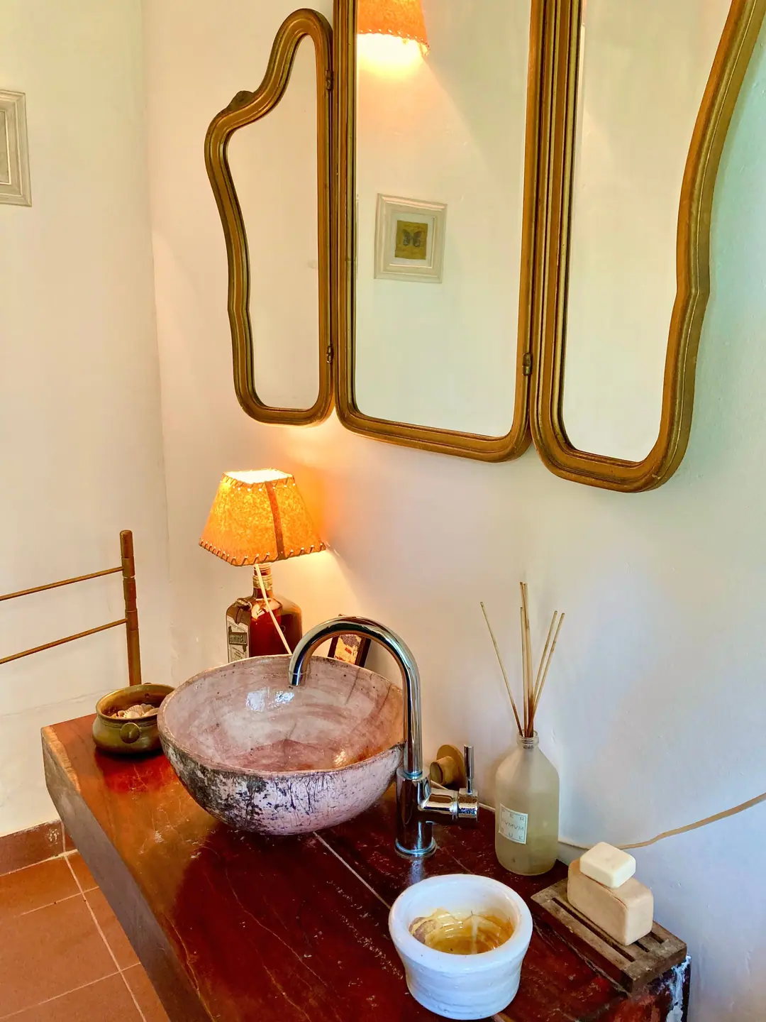 Bathroom basin and sculpted mirrors