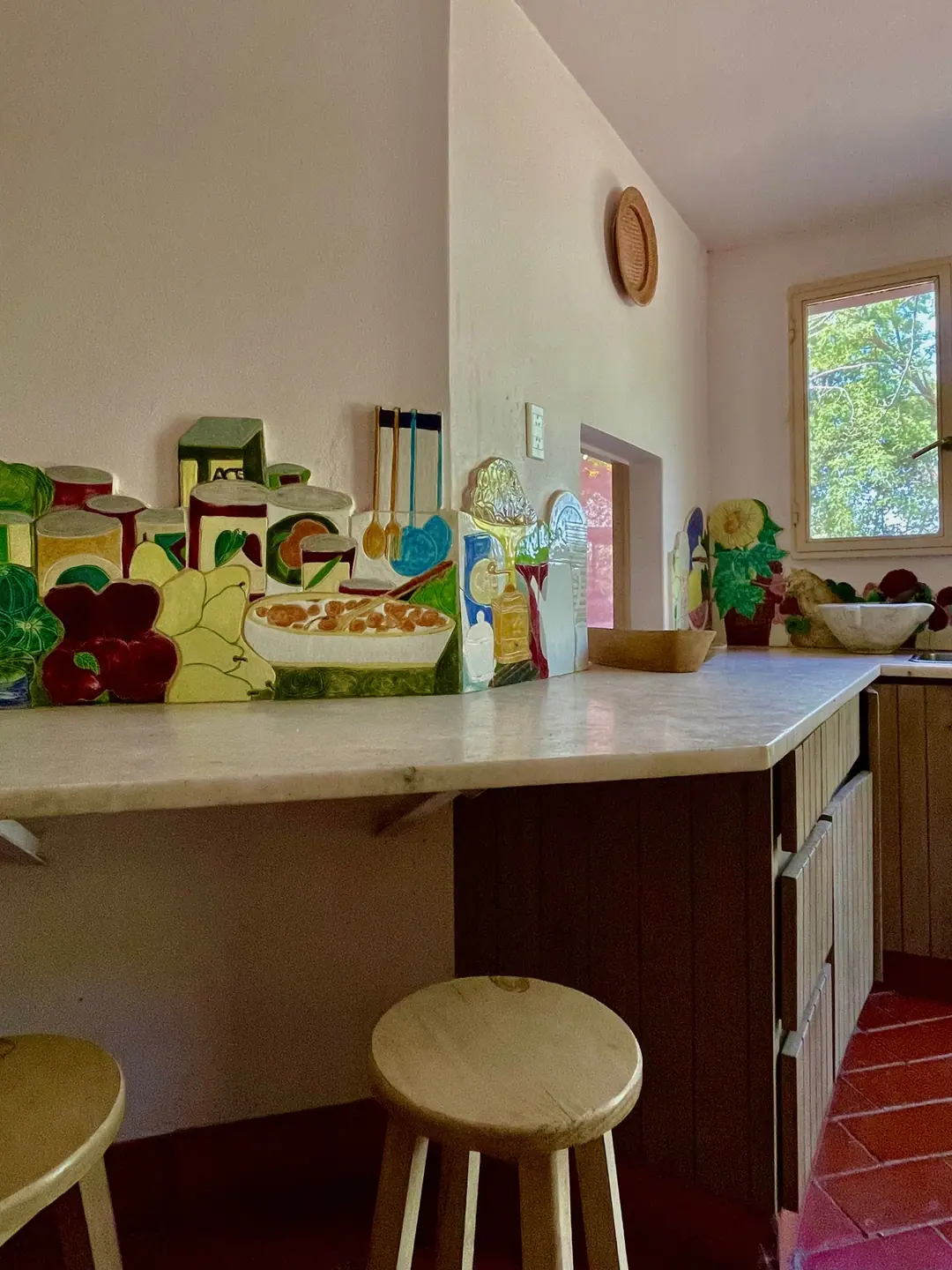 The kitchen with its hand-painted ceramics